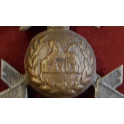 253 - British The East Lancashire Fusiliers WWII cap badge (Bi-metal), made by Gaunt