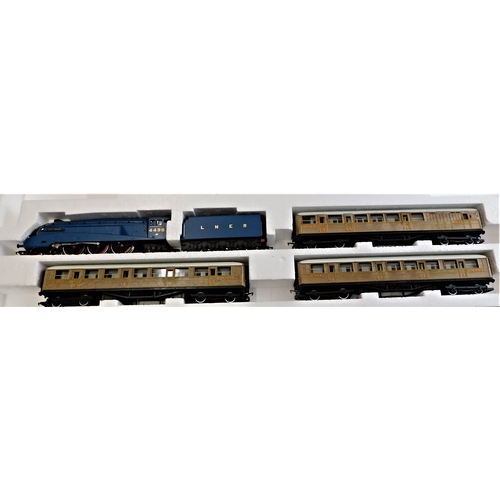 506 - Hornby The Blue Streak Electric Train Set, released 1987-1988. Missing track.