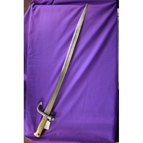 58 - French M1866 Chassepot Bayonet, engraved on the spine 'St Etienne 1872'. In fair condition, however ... 