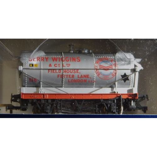 601 - Bachmann 33-502B 14 Tonne Wagon 'Berry Wiggins' Silver. Mint in box.