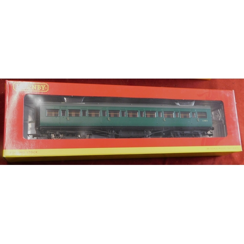 607 - Hornby 'Southern Suburban 1957' Coaches R4379 (3 Coaches). Mint in box.