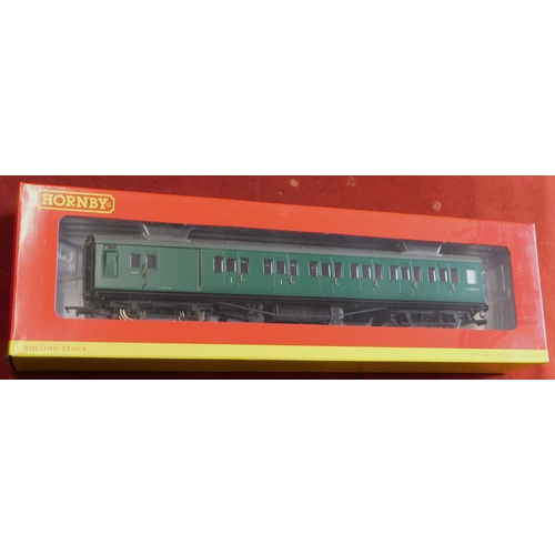 607 - Hornby 'Southern Suburban 1957' Coaches R4379 (3 Coaches). Mint in box.