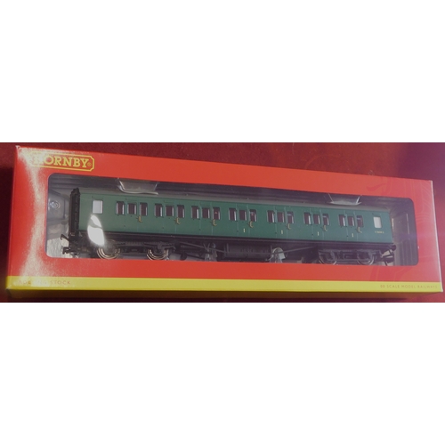 607 - Hornby 'Southern Suburban 1957' Coaches R4379 (3 Coaches). Mint in box.