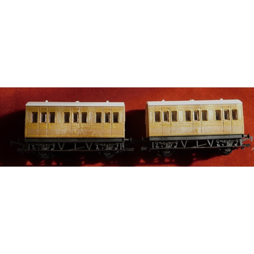 619 - Hornby R016-060 Brown Four Wheel 3rd Class Coach GC (2 coaches). Unboxed.