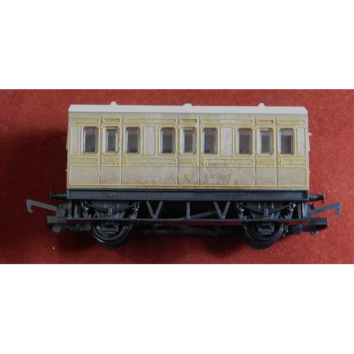 619 - Hornby R016-060 Brown Four Wheel 3rd Class Coach GC (2 coaches). Unboxed.