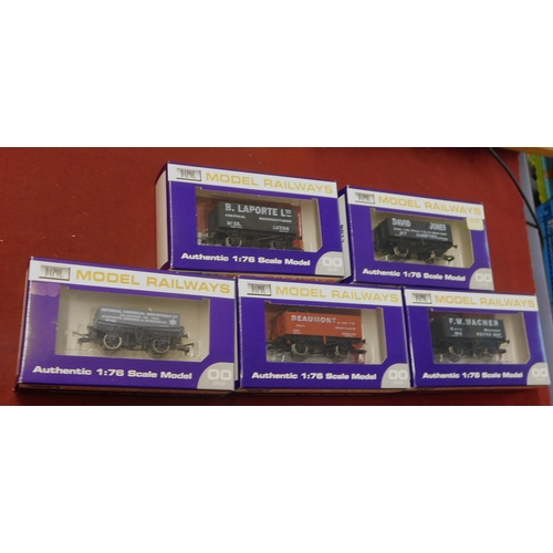 627 - Model Railways assorted 1:76 scale models (5). Mint in box.