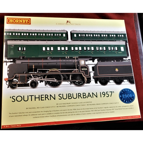 633 - Hornby 'Southern Suburban 1957' Coaches R2815 (3 Coaches). Mint in box.