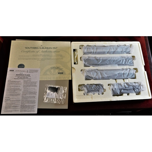 633 - Hornby 'Southern Suburban 1957' Coaches R2815 (3 Coaches). Mint in box.