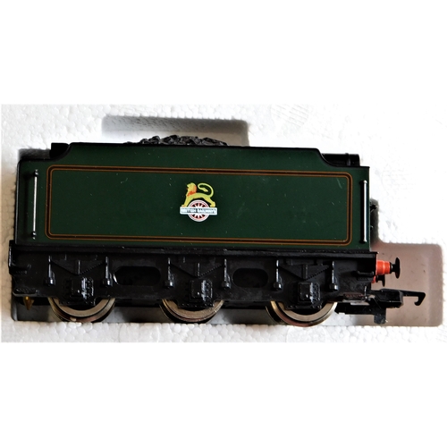 639 - Hornby R060 BR Class B17 4-6-0 'Leeds United'. Mint in box