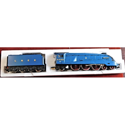 640 - Hornby R077 LNER Class A4 4-6-2 Loco 'Mallard'. Mint in box.