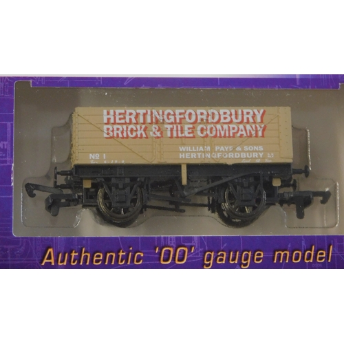 668 - Dapol Model Railways 00 Scale Hertingfordbury Brick and Tile Company (5). Mint in box.