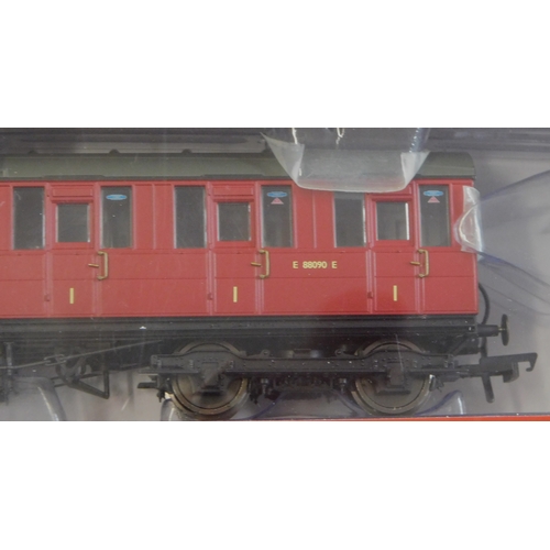 700 - Hornby R4521 BR Gresley Suburban Lavatory Composite Coach E 88090 E. Mint in box.