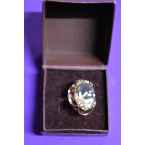 482 - Gold Ring - 9ct gold ring with a large pale yellow stone, good looking ring