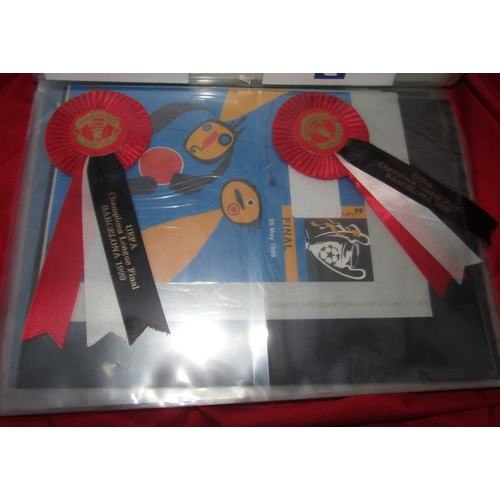 77 - A fabulous folder of items relating to Manchester United's Treble season in 1998/99. From the Champi... 