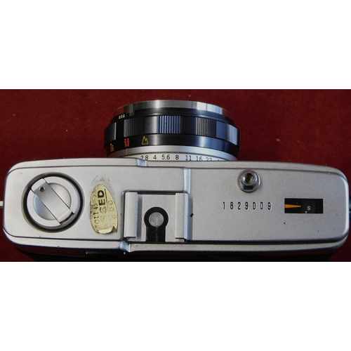 604 - Camera - Olympus Trip 35-35mm, compact point and shoot film camera, with case and flash