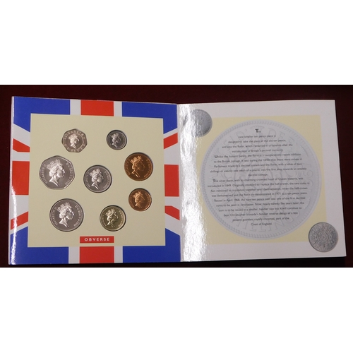 136 - Great Britain 1992 brilliant uncirculated set in Royal Mint folder, £1, 50p (2), 10p (2), (9 coins).... 