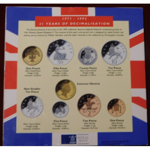 136 - Great Britain 1992 brilliant uncirculated set in Royal Mint folder, £1, 50p (2), 10p (2), (9 coins).... 