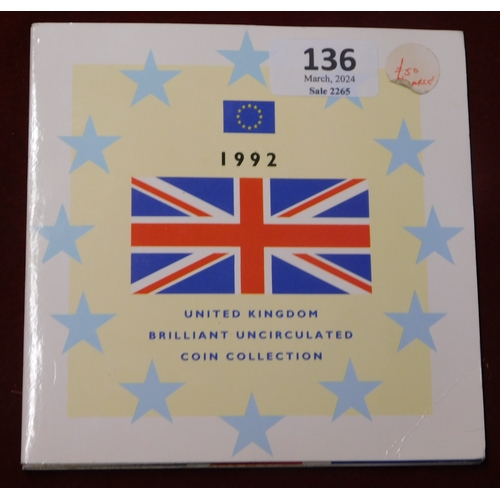 136 - Great Britain 1992 brilliant uncirculated set in Royal Mint folder, £1, 50p (2), 10p (2), (9 coins).... 