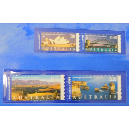 722 - Australia 2000 - Australia Post folder with the 1st series International stamps, Views of Australia ... 