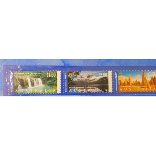 722 - Australia 2000 - Australia Post folder with the 1st series International stamps, Views of Australia ... 