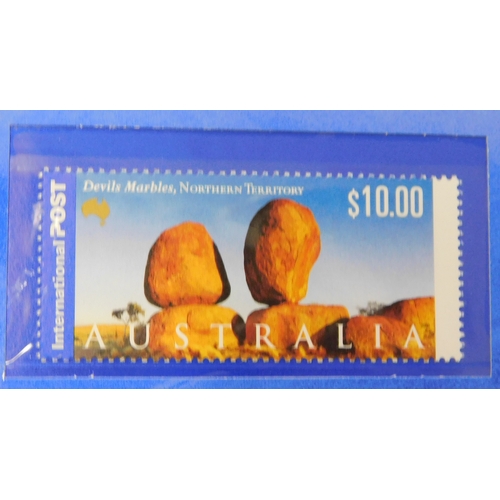 722 - Australia 2000 - Australia Post folder with the 1st series International stamps, Views of Australia ... 