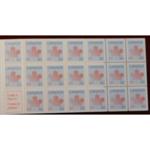 761 - Canada 1982-85 stamp booklets SG SB89 50c booklet with SG 1033a pane, SG SB90 $6 booklet with SG 103... 