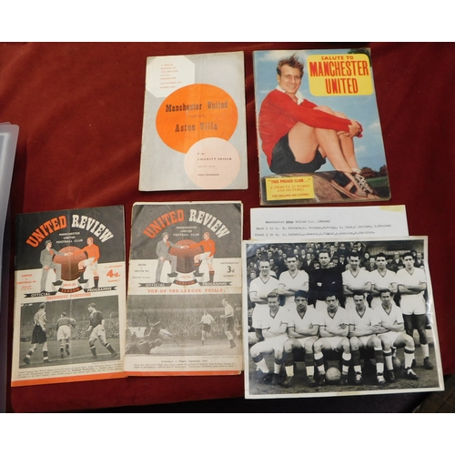 174 - Manchester United. A collection of 5 items. A press photo of the 1959/60 team group (no stamp), Char... 