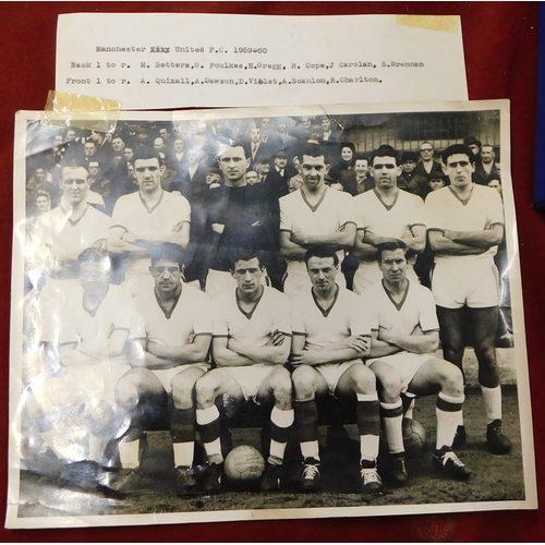 174 - Manchester United. A collection of 5 items. A press photo of the 1959/60 team group (no stamp), Char... 