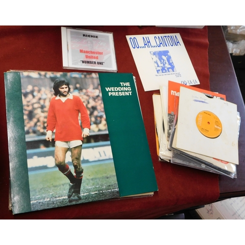 30 - A collection of 20 Records all relating to Manchester United some from the 1960s a few later. Includ... 