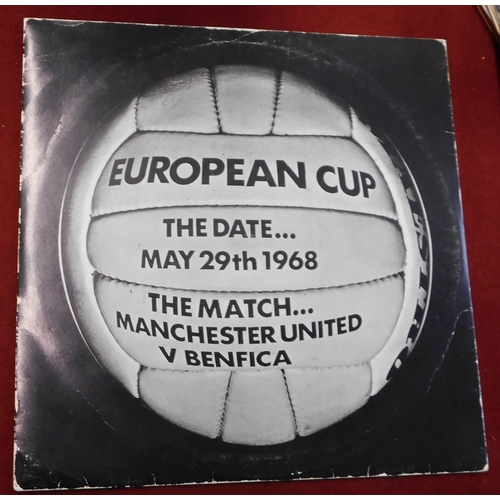 30 - A collection of 20 Records all relating to Manchester United some from the 1960s a few later. Includ... 