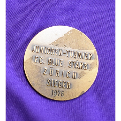 360 - An engraved winners medal presented to a Manchester United player on May 27th 1976 from the Blue Sta... 