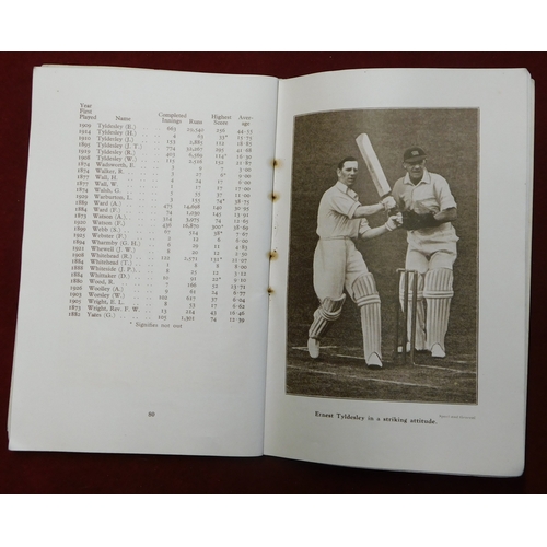 426 - Cricket Lancashire County and Manchester Cricket Clue 1933 Annual, staple rust, text & Photo's very ... 