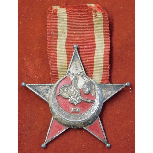 507 - German / Ottoman WWI other ranks Gallipoli Star in zinc with red painted front and original ribbon. ... 