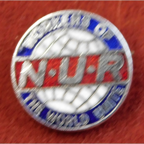 910 - Political and Union badges - a collection of (20) including London Supports the Miners 1984, Defendi... 