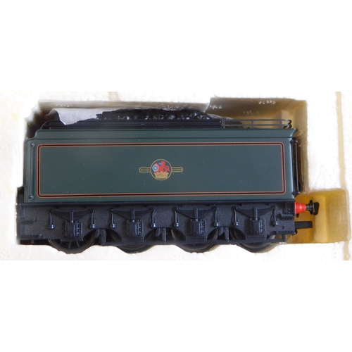 518 - Hornby Locomotive 'The Master Cutler' Train Pack with Flying Fox BR4-6-2 class A3 locomotive and thr... 