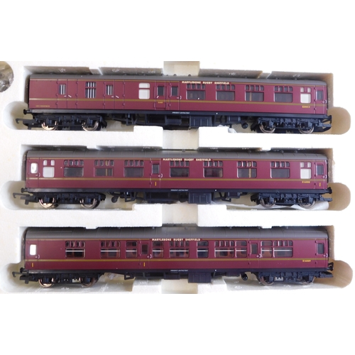 518 - Hornby Locomotive 'The Master Cutler' Train Pack with Flying Fox BR4-6-2 class A3 locomotive and thr... 