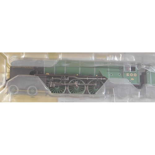 520 - Hornby Locomotive 'Edward Thompson' LNER Class A2/3 4-6-2 Locomotive No.500 mint and boxed