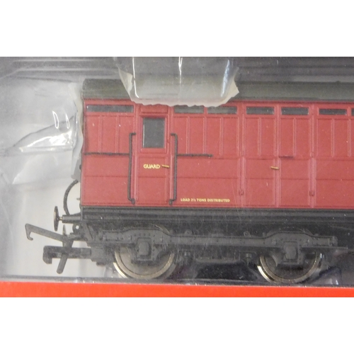 553 - Hornby BR Gresley Suburban 3rd class Brake Coach E86136E mint and boxed, retail £38