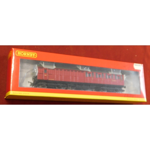 553 - Hornby BR Gresley Suburban 3rd class Brake Coach E86136E mint and boxed, retail £38