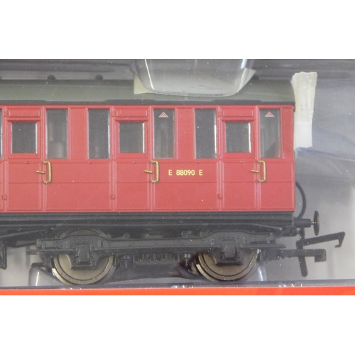 554 - Hornby BR Gresley Suburban lavatory Composite Coach R4521 - E 88090E mint and boxed