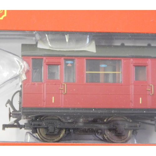 554 - Hornby BR Gresley Suburban lavatory Composite Coach R4521 - E 88090E mint and boxed