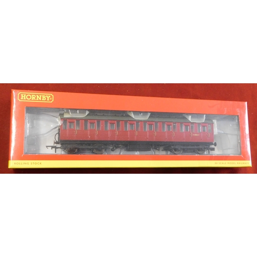 557 - Hornby BR Gresley Suburban 3rd Class Coach R4520 E82326E mint and boxed