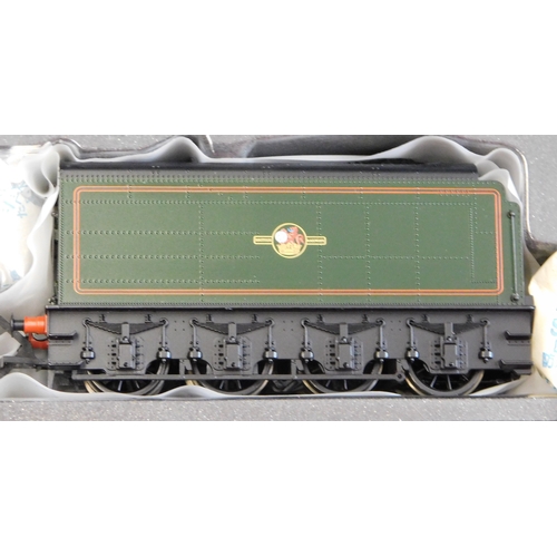 565 - Bachmann Locomotive Class A2 'Blue Peter' Brunswick Green Late Crest, mint and boxed is in branch li... 