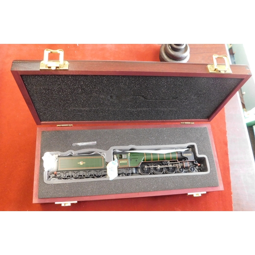 565 - Bachmann Locomotive Class A2 'Blue Peter' Brunswick Green Late Crest, mint and boxed is in branch li... 