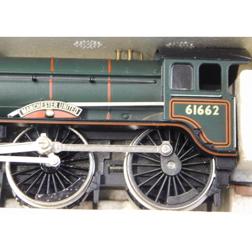 600 - Hornby Locomotive BR Class B17/4 '61662' (R315) ' Manchester United' mint and boxed