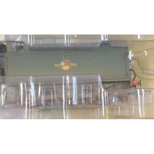 605 - Hornby Locomotive BR 4-6-0 Class B17/6 '61662' Manchester United'' special edition minted and boxed