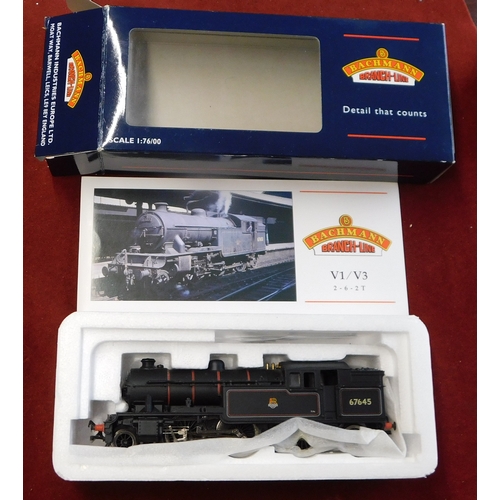 641 - Bachmann Locomotive V1 Tank 67645 BR lined black, early emblem, straight sided bunker, mint and boxe... 