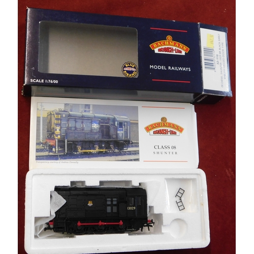 644 - Bachmann Locomotive 08 Diesel Shunter '13029' black, early emblem, hinged door type, mint and boxed