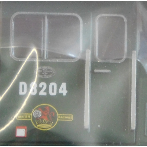 718 - Heljan Locomotive class 15, D8204 plain green, number front and rear, mint and boxed