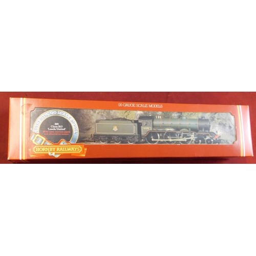 781 - Hornby Locomotive R060 BR class B17 4-6-0 'Leeds United' mint and boxed